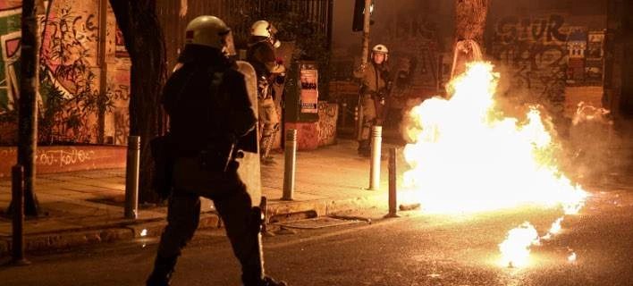 Γερμανικός Τύπος: Αναβρασμός στην Ελλάδα, αναρχικοί ρημάζουν και καίνε